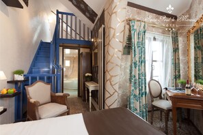 Junior Room, 1 Queen Bed, Courtyard Area