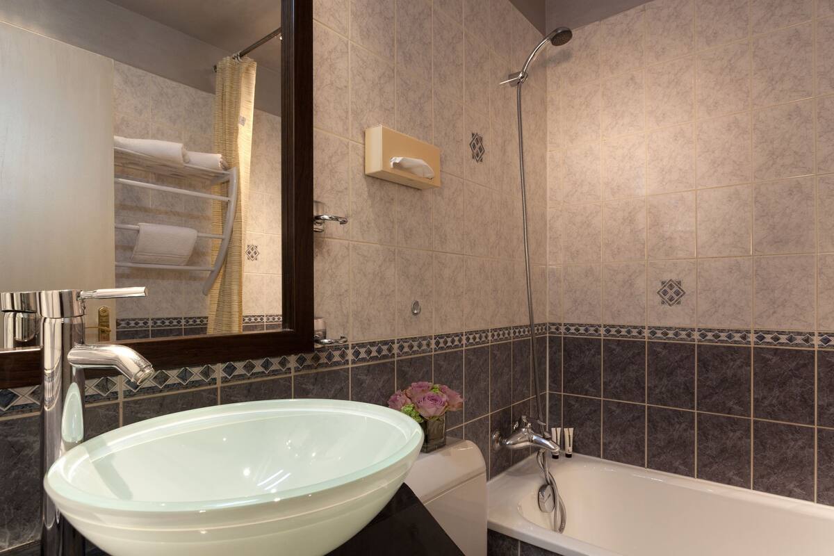 Bathroom sink