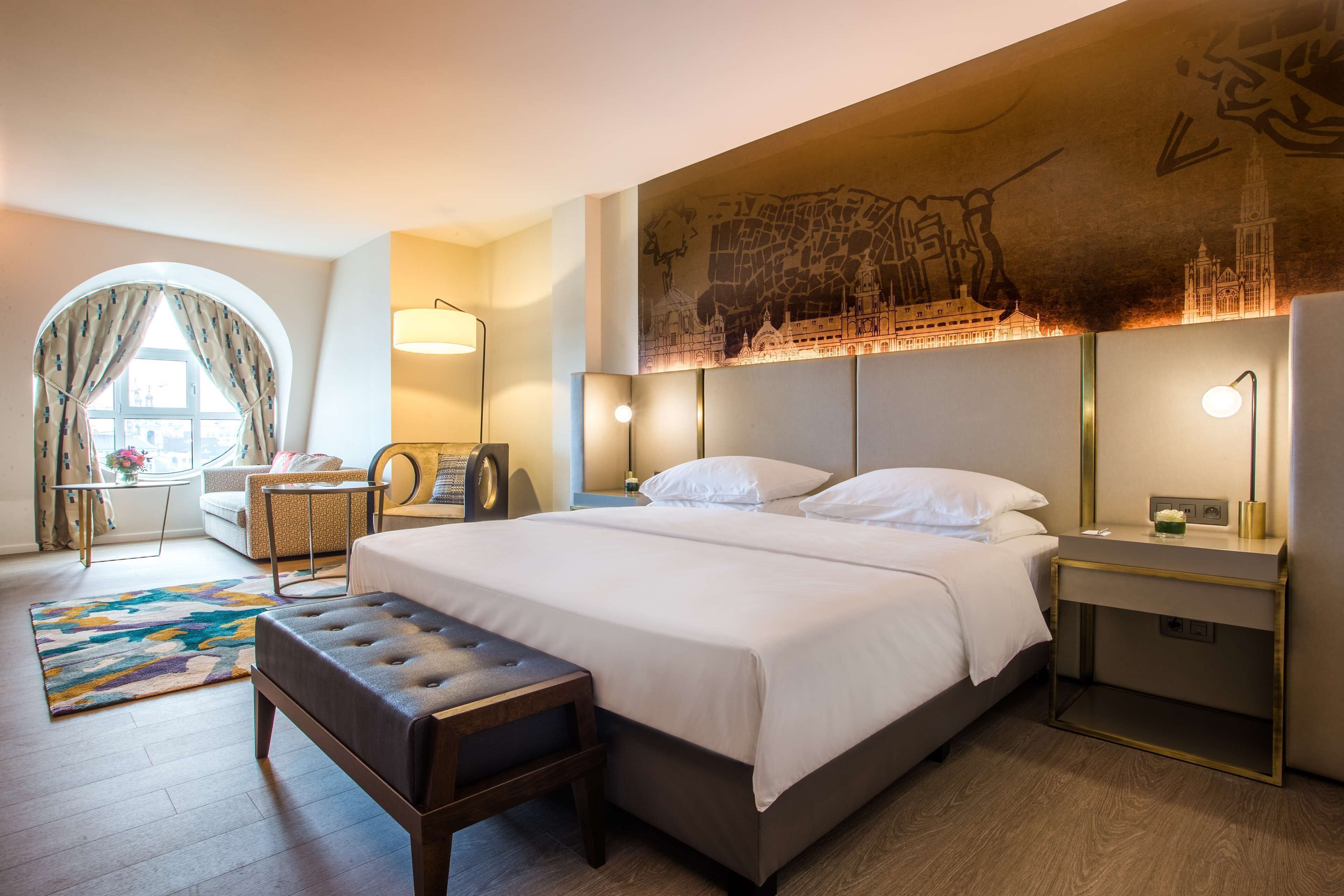 ملاءات للفراش لا تسبب الحساسية وميني بار وخزنة داخل الغرفة