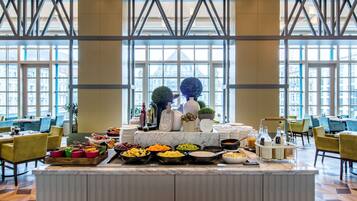 Petit déjeuner buffet (27 EUR par personne)