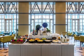 Desayuno buffet todos los días (EUR 27 por persona) 