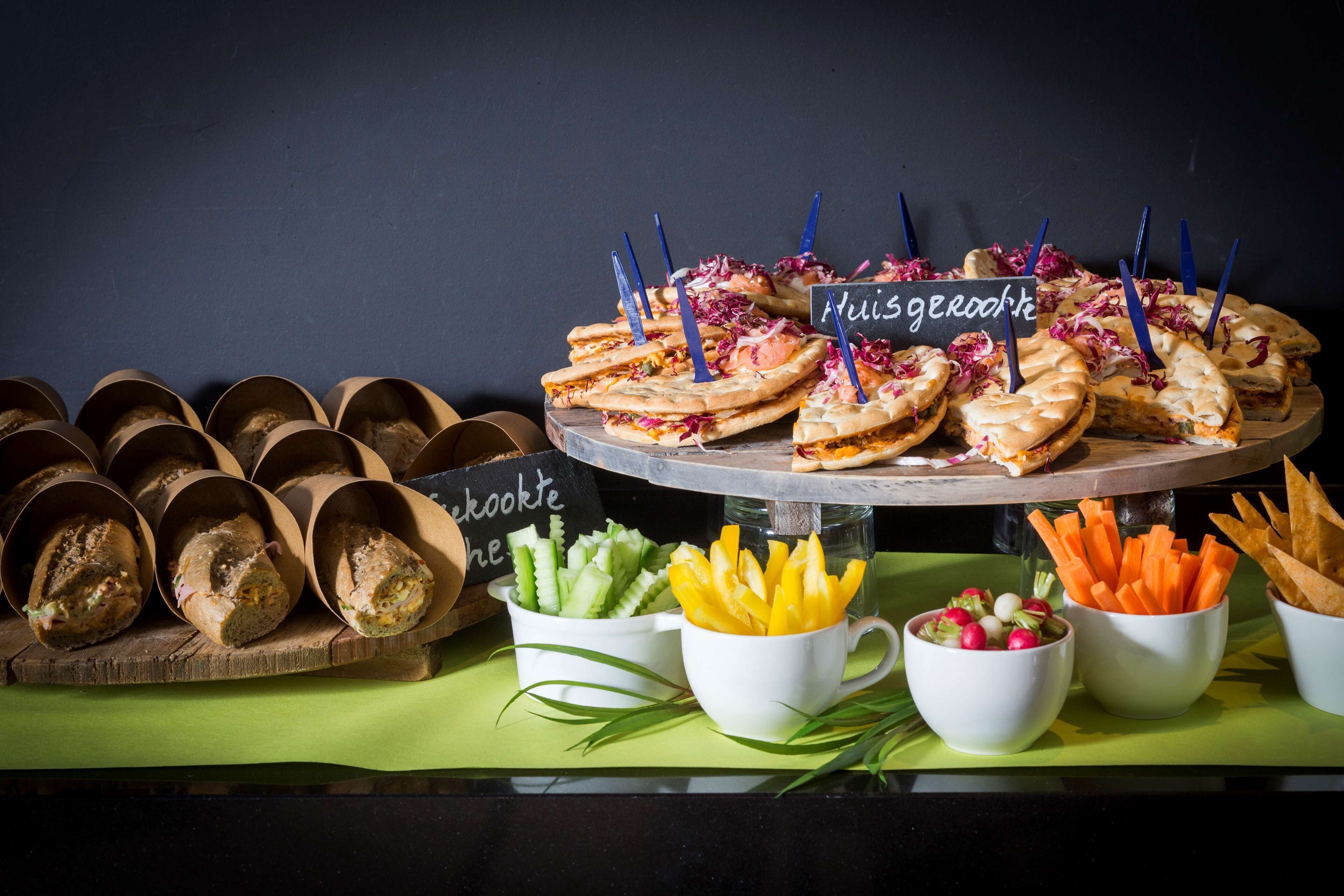 A food display with various snacks and a sign reading "Kuisgerockte".