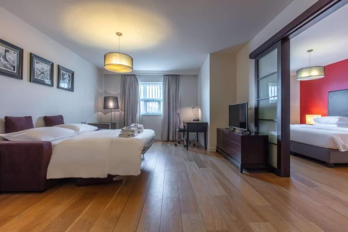 ملاءات للفراش لا تسبب الحساسية وميني بار وخزنة داخل الغرفة