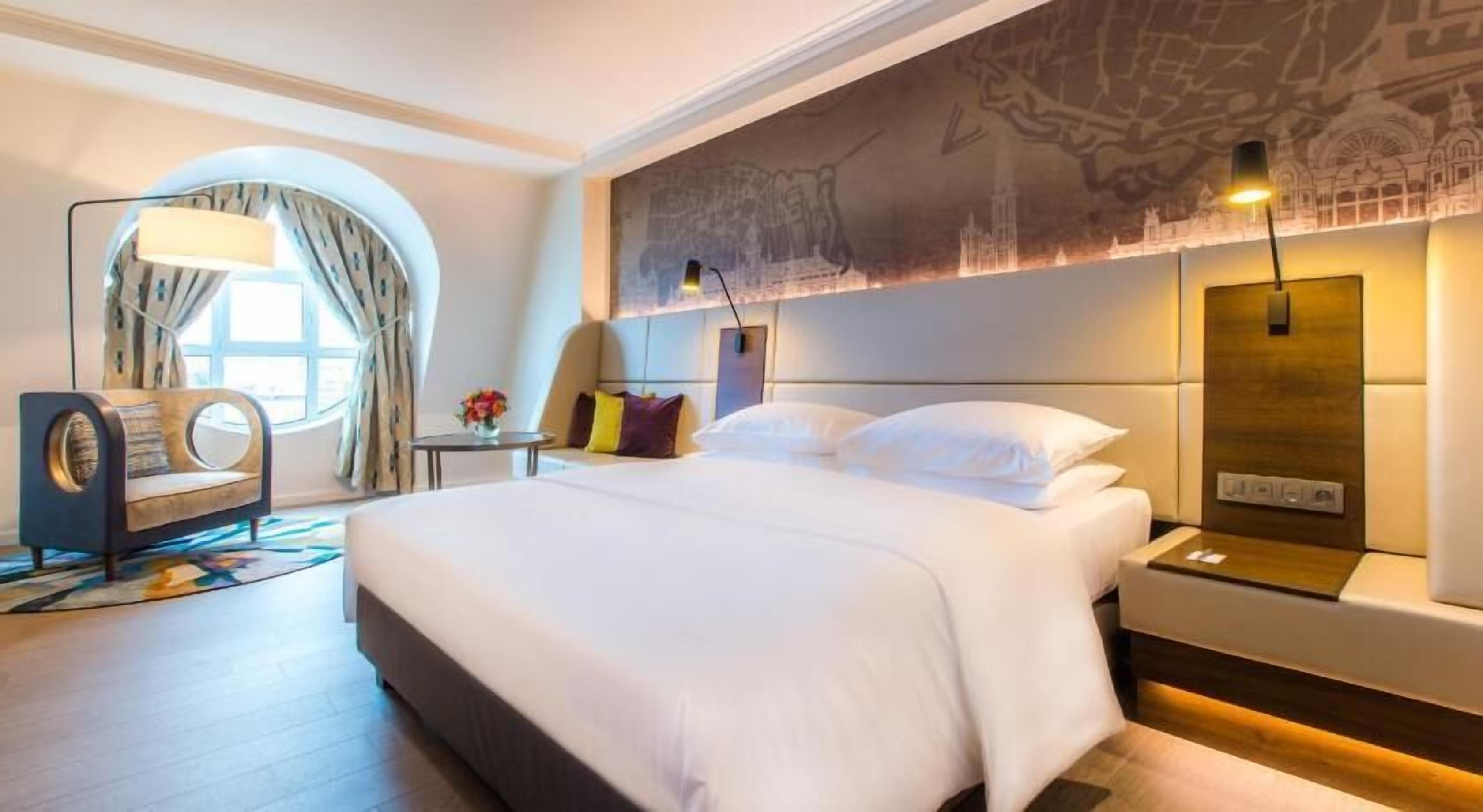 ملاءات للفراش لا تسبب الحساسية وميني بار وخزنة داخل الغرفة