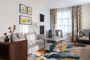 Bộ đồ giường kháng dị ứng, minibar, két bảo mật tại phòng 