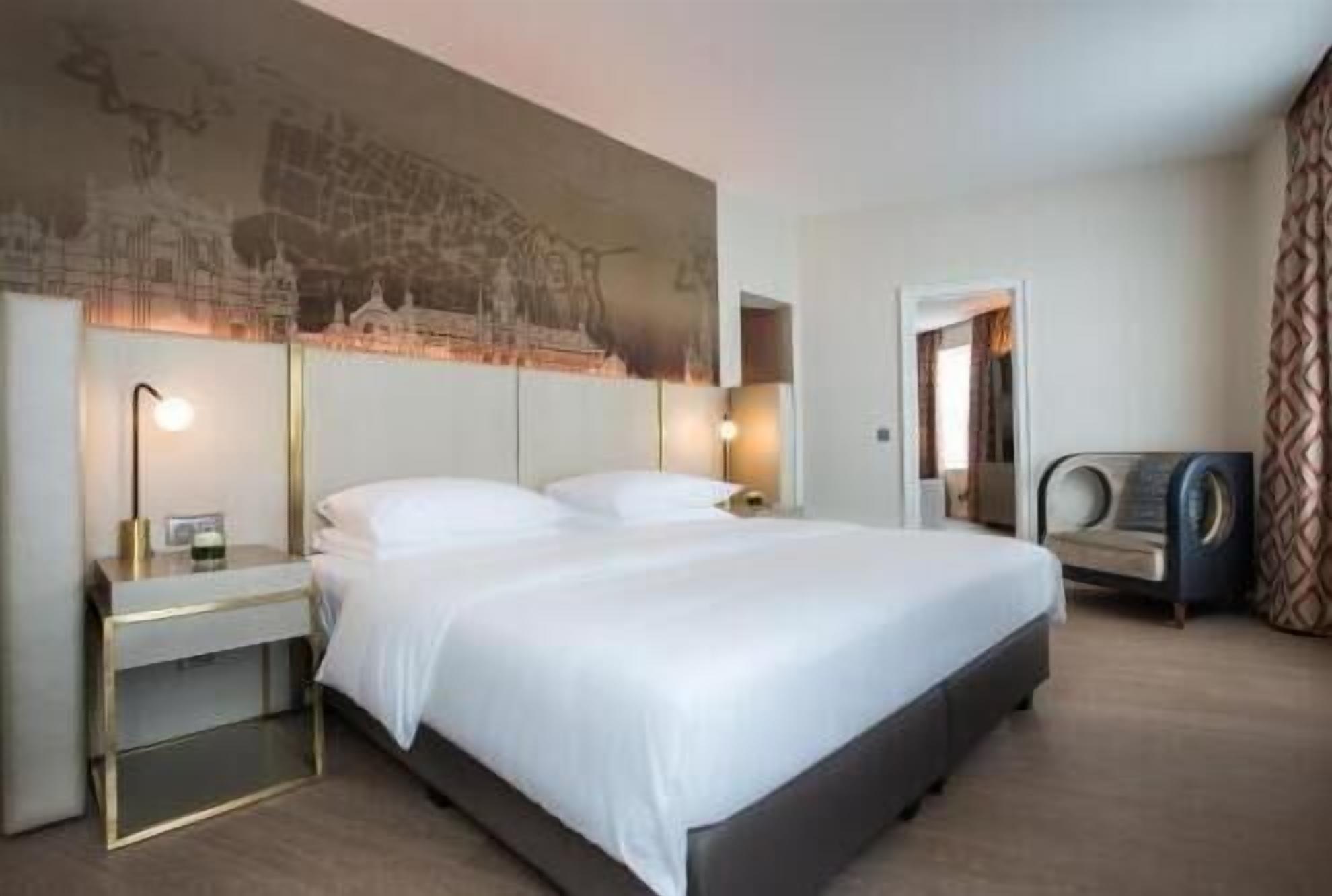 ملاءات للفراش لا تسبب الحساسية وميني بار وخزنة داخل الغرفة