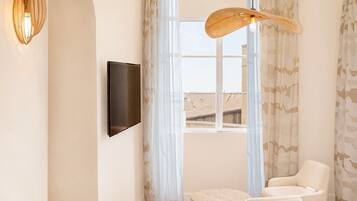 Traditional Room, 1 Queen Bed | Room amenity