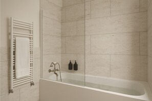 Suite, 2 habitaciones, terraza | Baño | Artículos de higiene personal de diseño, secador de pelo y albornoces