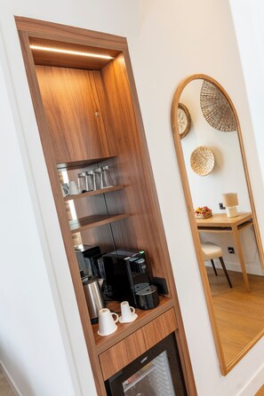 Junior Suite, 1 Bedroom, City View | Premium bedding, Select Comfort beds, minibar, in-room safe - Hotel de l'Horloge (Avignon)