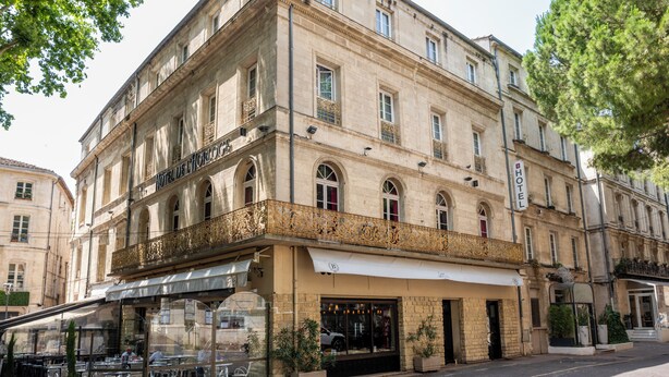 A historic building with a ground-floor restaurant and a hotel on the upper floors. - Hotel de l'Horloge (Avignon)