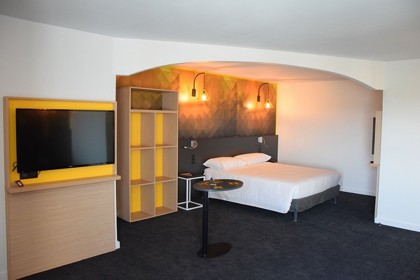xxx Standard Suite xxx | Laptop workspace, blackout drapes, soundproofing