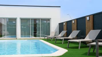 Alberca al aire libre por temporada y sombrillas en la alberca