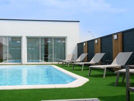 Piscina externa sazonal, funciona das 8h às 22h, guarda-sóis