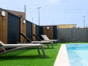 Seasonal outdoor pool, open 8:00 AM to 10:00 PM, pool umbrellas - ibis Styles Poitiers Nord (Poitiers)