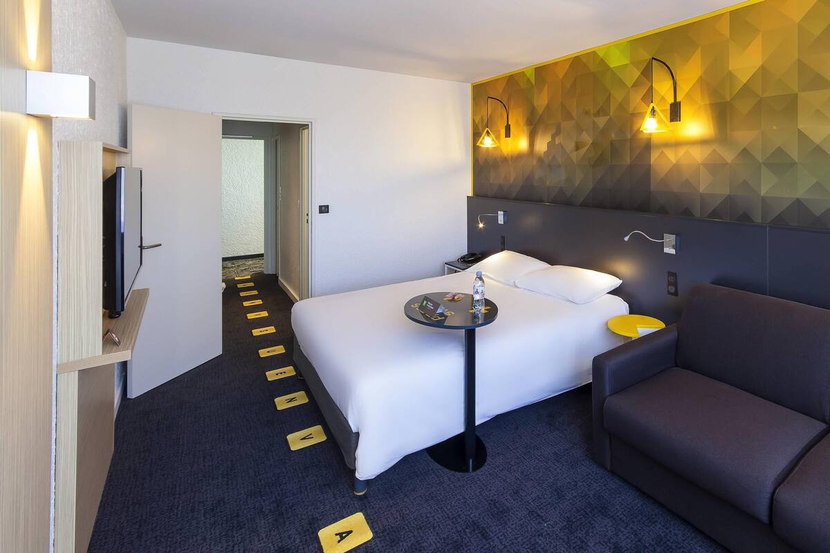 Room, 1 Double Bed with Sofa bed | Individually furnished, laptop workspace, blackout drapes, soundproofing