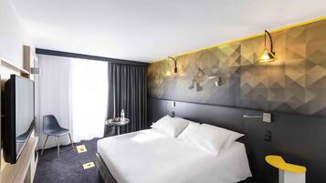 Muebles diferentes y espacio para trabajar con laptop