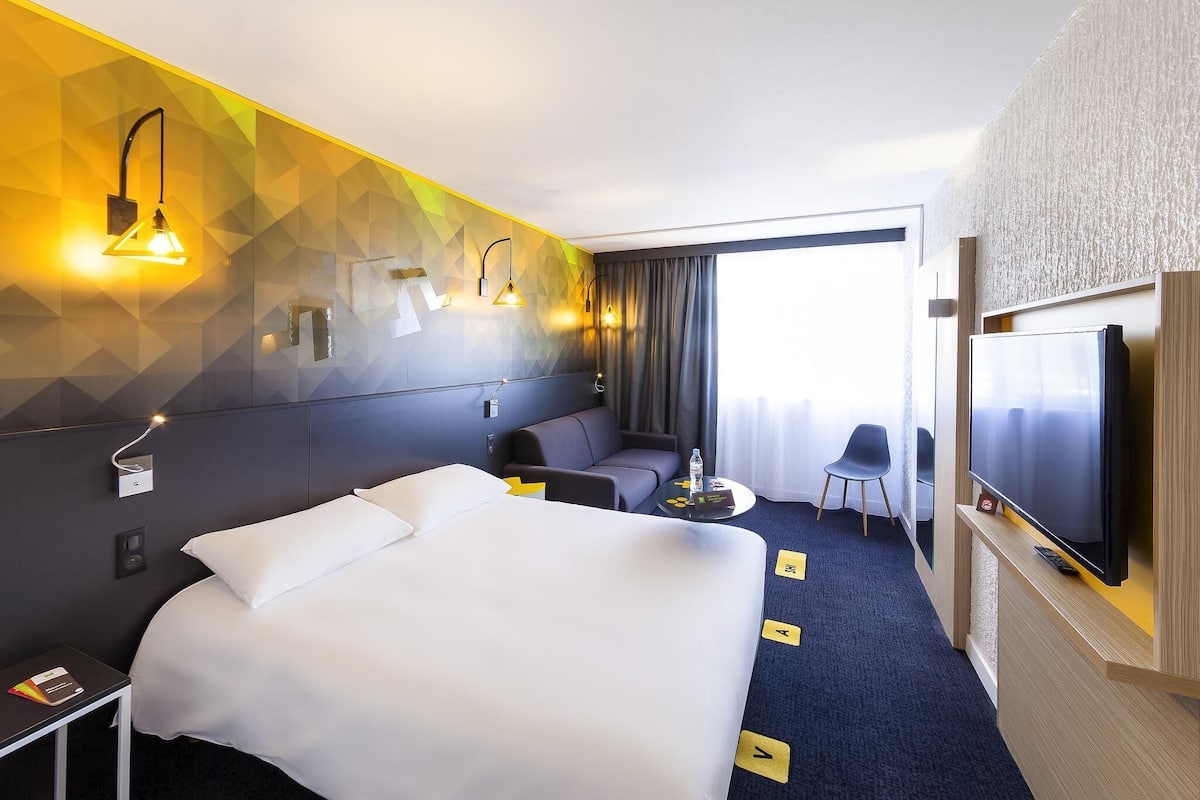 Standard Room, 1 Double Bed | Individually furnished, laptop workspace, blackout drapes, soundproofing