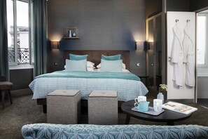 Premium bedding, in-room safe, desk, laptop workspace - Hôtel Plaza Etoile (Paris)