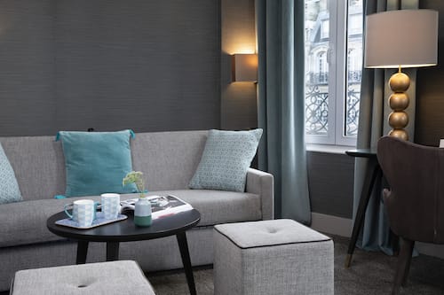 Luxe beddengoed, een kluis op de kamer, een bureau, een laptopwerkplek
