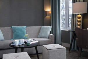 Roupas de cama premium, cofres nos quartos, escrivaninha