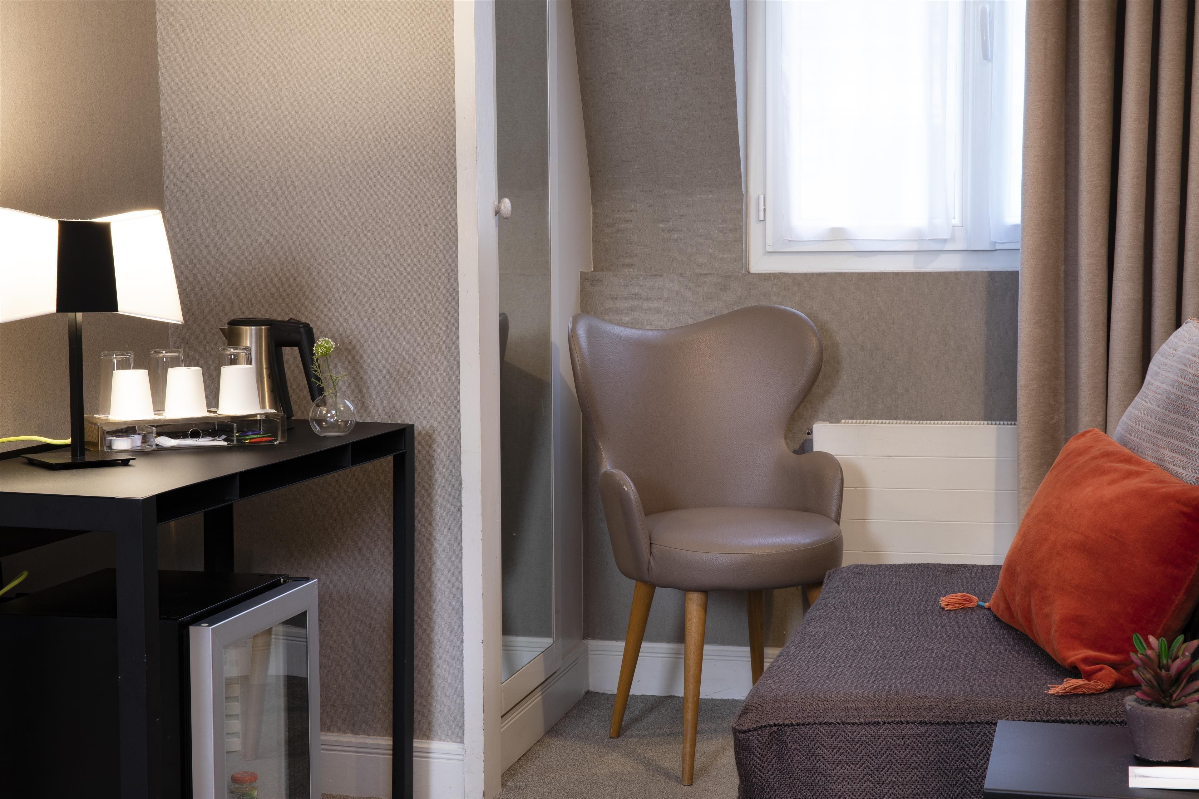 premium bedding, in-room safe, desk, laptop workspace