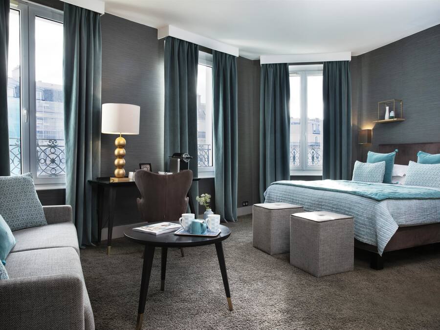Roupas de cama premium, cofres nos quartos, escrivaninha