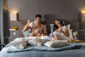 Deluxe Double or Twin Room | Premium bedding, in-room safe, desk, laptop workspace - Hôtel Plaza Etoile (Paris)