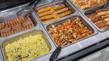 Sarapan prasmanan setiap hari (USD 12.95 per orang)