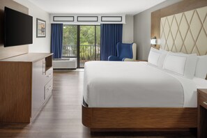 Roupas de cama premium, escrivaninha, espaço de trabalho para notebook