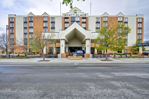 Un hotel Hyatt Place con fachada moderna, entrada principal y zona de estacionamiento.