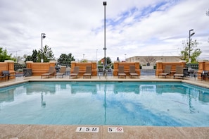 Una piscina al aire libre de temporada