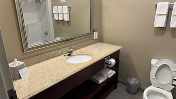 Combined shower/bathtub, hair dryer, towels