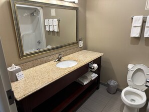 Combined shower/bathtub, hair dryer, towels