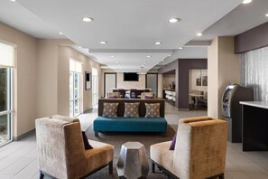 Lobby - La Quinta Inn & Suites by Wyndham Fayetteville (Fayetteville)
