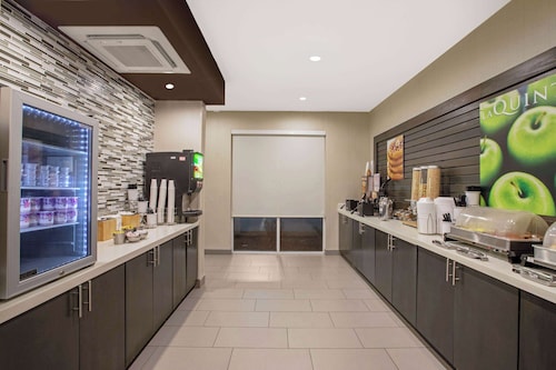 La Quinta Inn & Suites by Wyndham Fayetteville