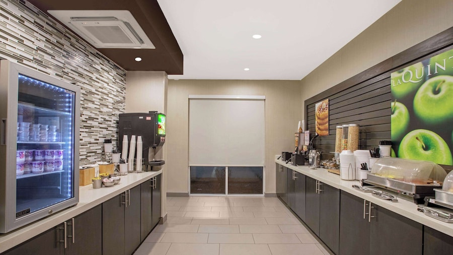 La Quinta Inn & Suites by Wyndham Fayetteville