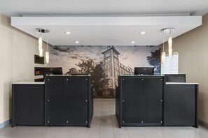 Lobby - La Quinta Inn & Suites by Wyndham Fayetteville (Fayetteville)