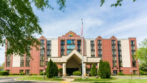 A brick building with a large entrance and a sign reading "HYATT PLACE". - Hyatt Place Nashville/Franklin/Cool Springs (Franklin)
