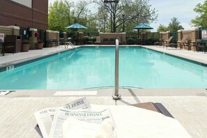 Una piscina al aire libre de temporada