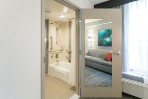 Habitación, 1 cama de matrimonio grande, accesible para personas con discapacidad, bañera | Baño | Artículos de higiene personal de diseño, secador de pelo y toallas