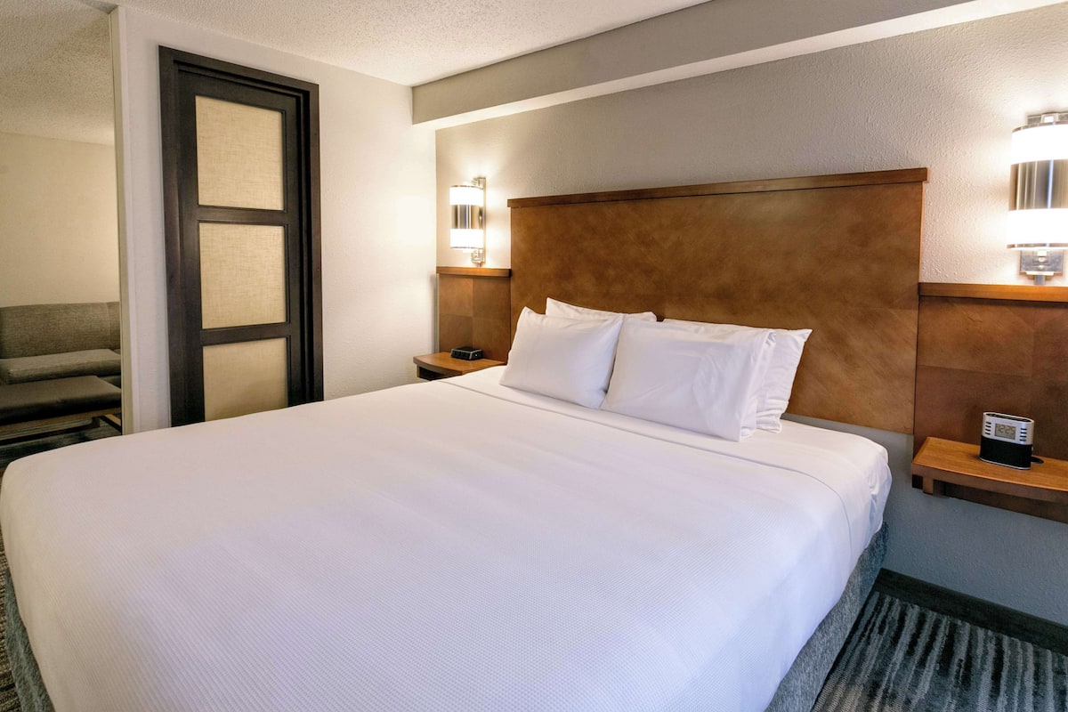 Ropa de cama de alta calidad, escritorio y cortinas blackout