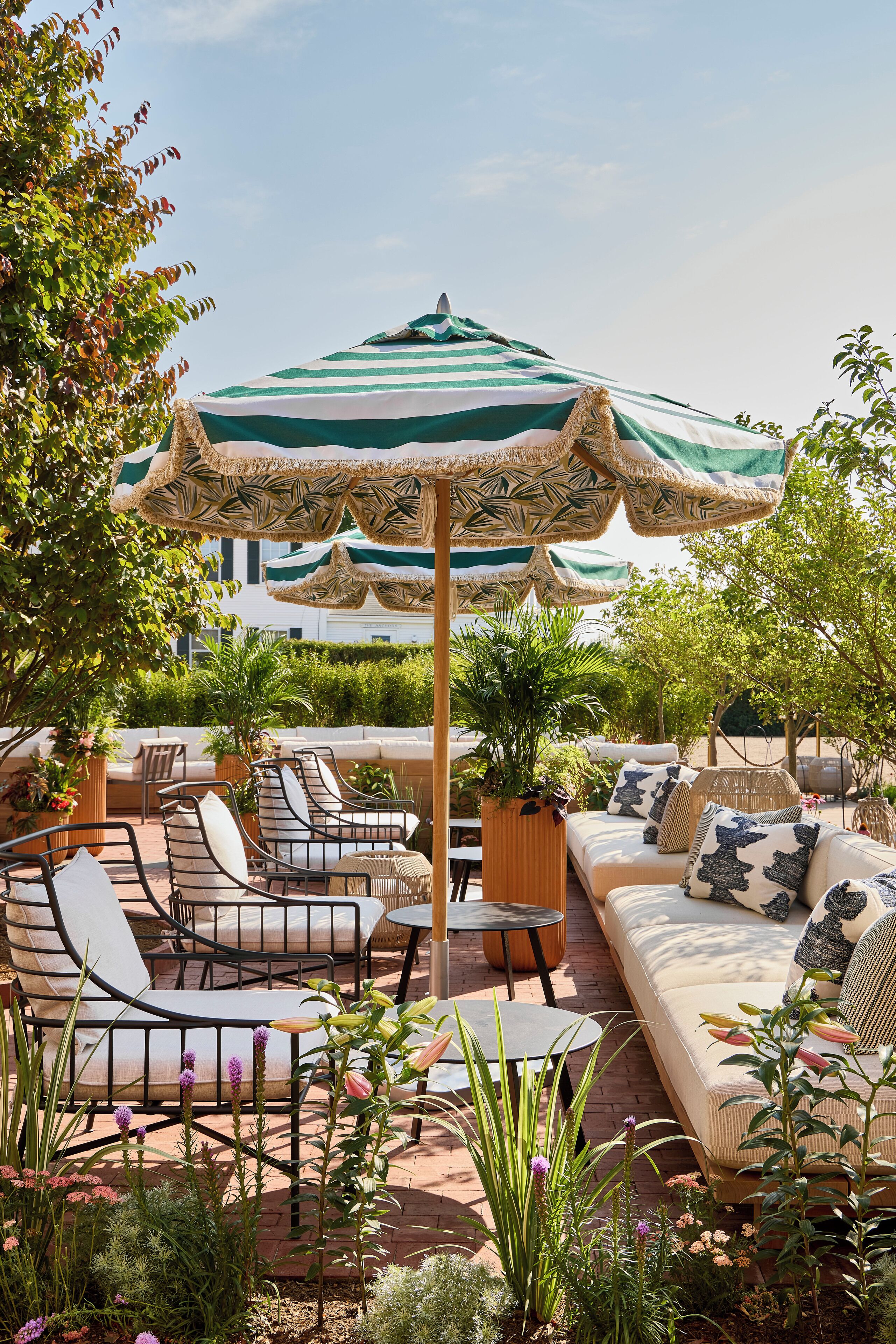 2 restaurants, lunch served