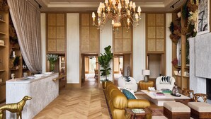 A spacious lobby with a reception desk, a large sofa, and a chandelier. - Faraway Martha's Vineyard (Edgartown)