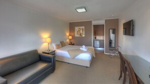 Quarto luxo (Modern) | Frigobar, escrivaninha, cortinas blackout, quartos à prova de som