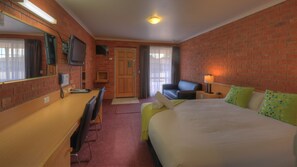 Standard Queen Room | Minibar, desk, blackout drapes, soundproofing - Pevensey Motor Lodge (Echuca)