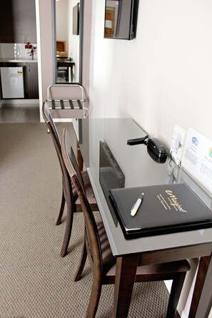 Modern Deluxe Room | 1 bedroom, minibar, desk, blackout drapes