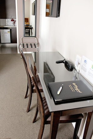 Modern Deluxe Room | 1 bedroom, minibar, desk, blackout drapes