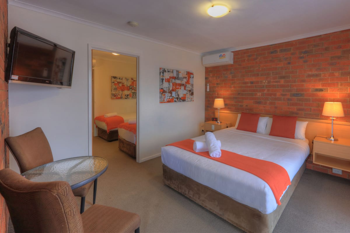 Premium Family Room | Minibar, desk, blackout drapes, soundproofing