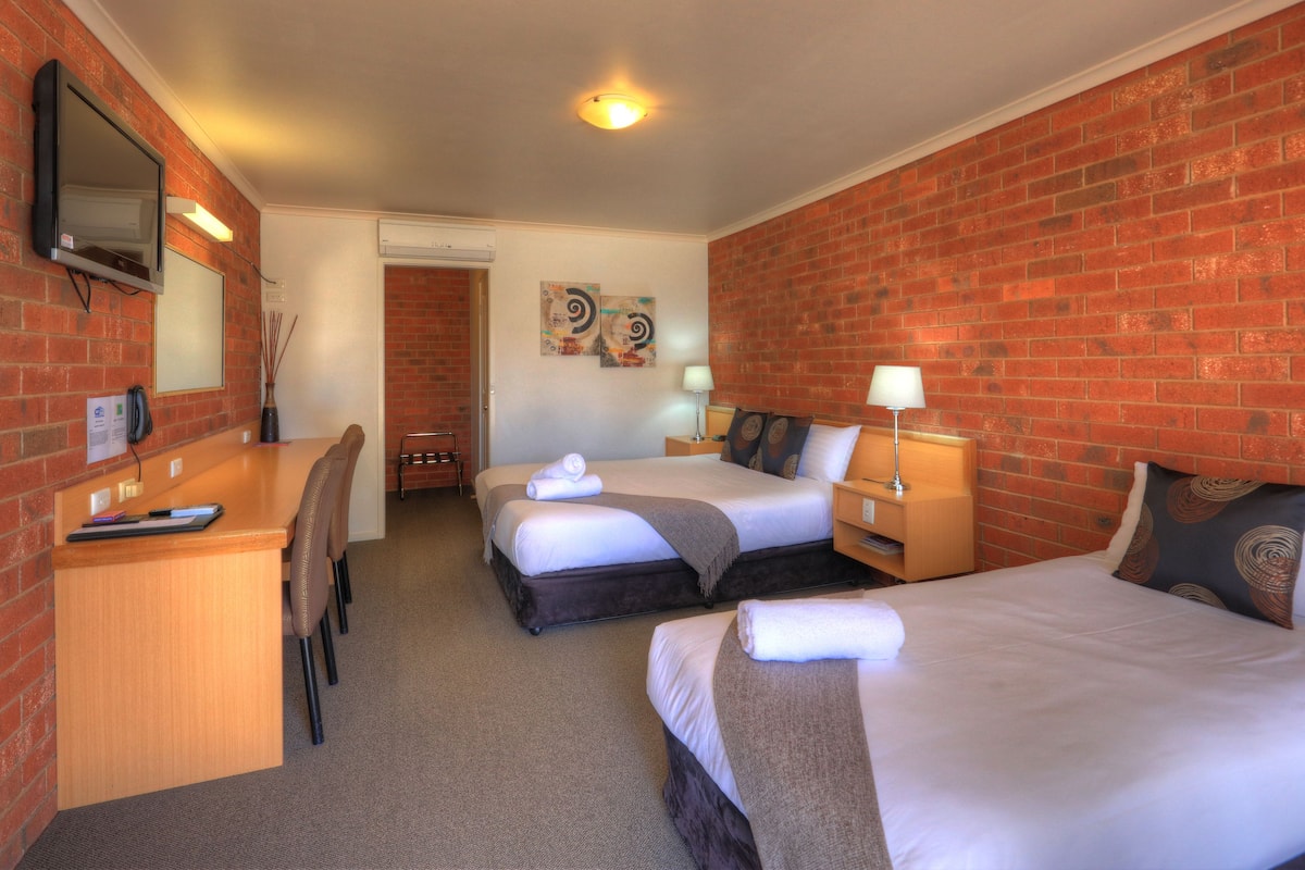Premium Twin Room | Minibar, desk, blackout drapes, soundproofing