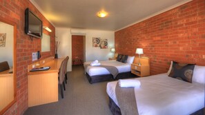 Premium Twin Room | Minibar, desk, blackout drapes, soundproofing - Pevensey Motor Lodge (Echuca)